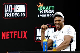 Anthony Joshua byl během své úvodní tiskové konference s Jakem Paulem uvolněný